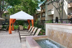 Outdoor dining - Airy Mountain View 1BR w/ Pool, Gym & W/D, near Target, by Blueground (Mountain View)