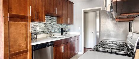 Réfrigérateur, micro-ondes, four, lave-vaisselle