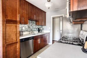 Fridge, microwave, oven, dishwasher - Ideal Redwood City 2BR w/ W/D & Pool, nr TJ & WF, by Blueground (Redwood City)