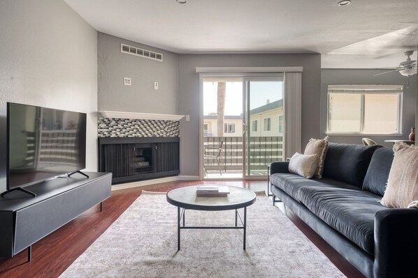 TV, stereo - Ideal Redwood City 2BR w/ W/D & Pool, nr TJ & WF, by Blueground (Redwood City)