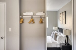 2 chambres, fer et planche à repasser, Wi-Fi, draps fournis