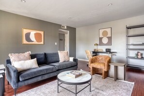 TV, stereo - Ideal Redwood City 2BR w/ W/D & Pool, nr TJ & WF, by Blueground (Redwood City)