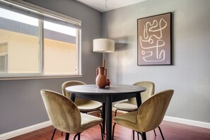 Dining - Ideal Redwood City 2BR w/ W/D & Pool, nr TJ & WF, by Blueground (Redwood City)