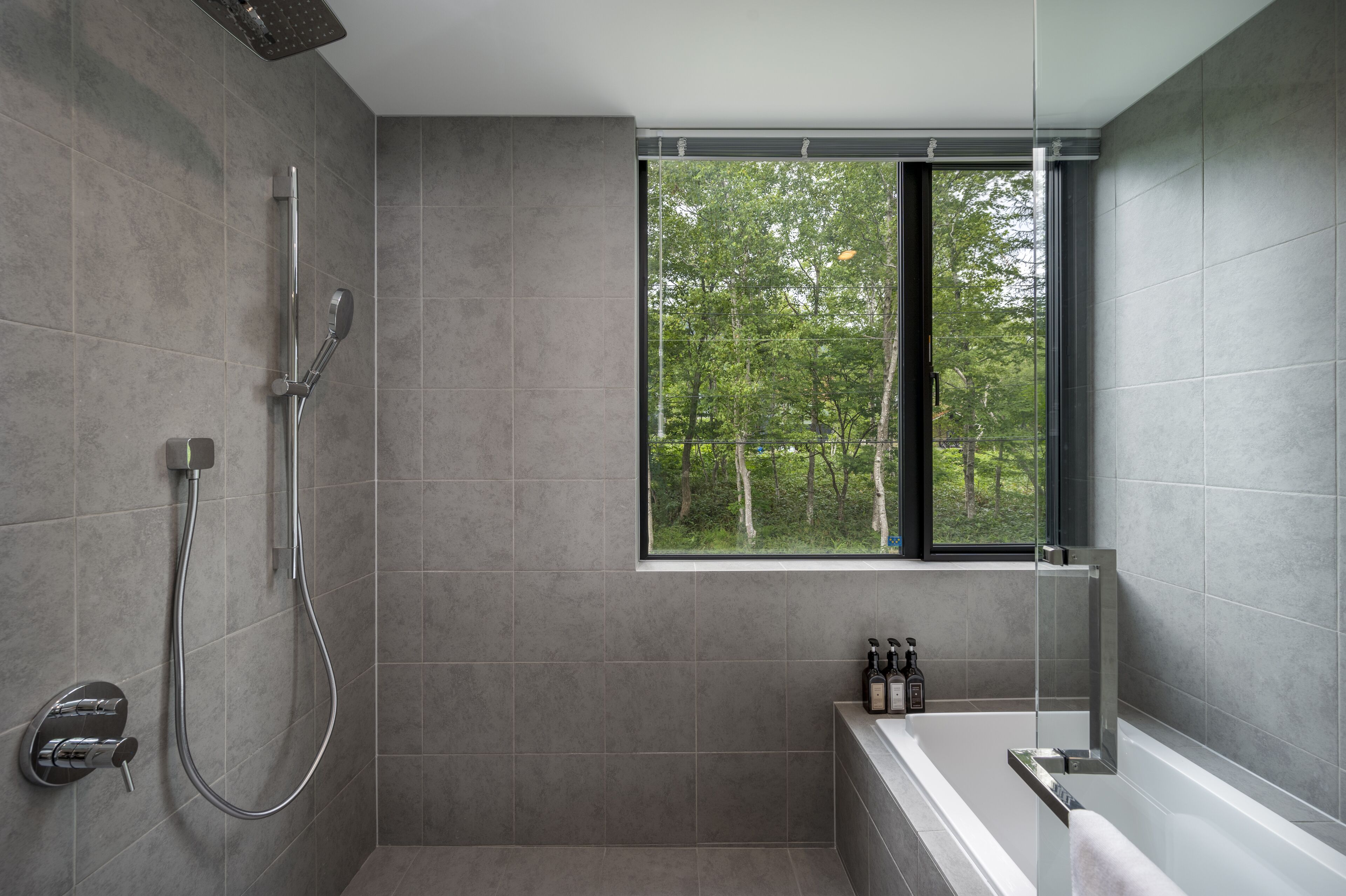 Villa | Bathroom | Combined shower/bathtub, hair dryer, slippers, towels