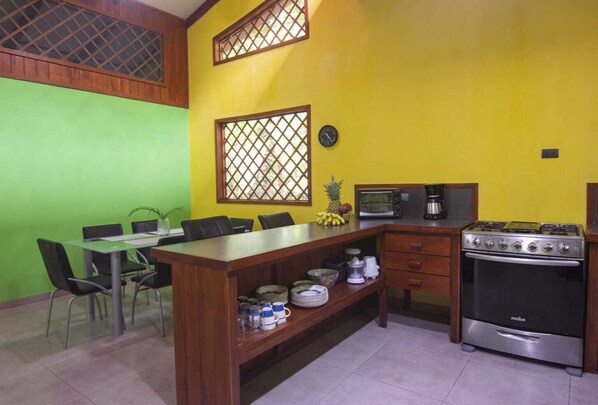 Kylskåp, mikrovågsugn, ugn och spishäll