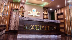 Un mostrador de recepción con encimera de mármol y un cartel que dice 'RECEPTION'.