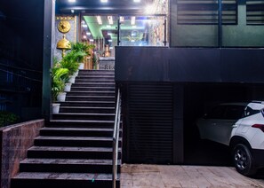 Free self parking - Hotel Divine Paradise - Dibrugarh (Dibrugarh)