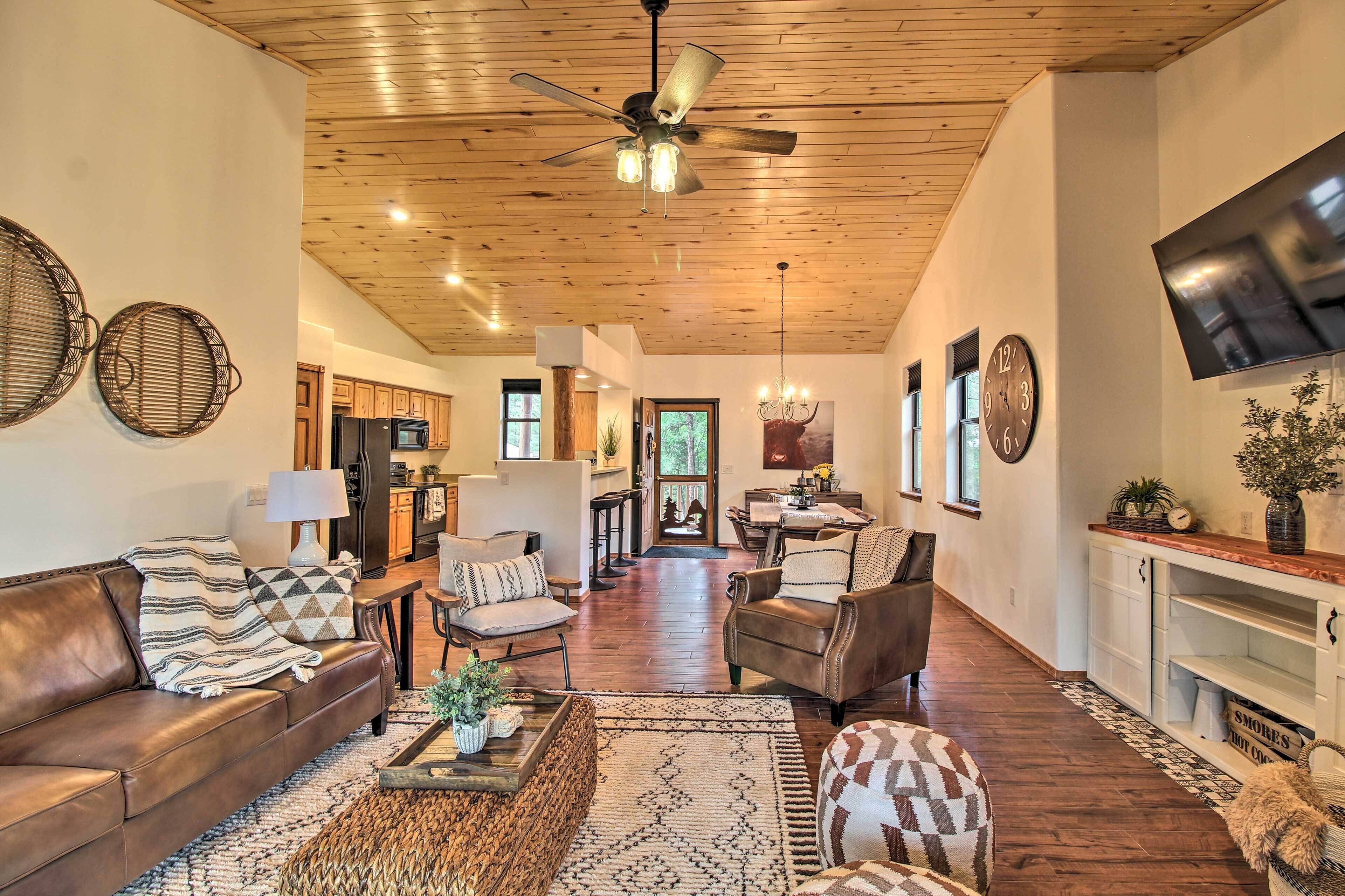 Show Low 'A-to-Z Cabin' with Deck & Gas Grill!