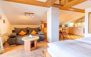 2 عدّة غرف نوم وخدمة الإنترنت وملاءات أسرّة