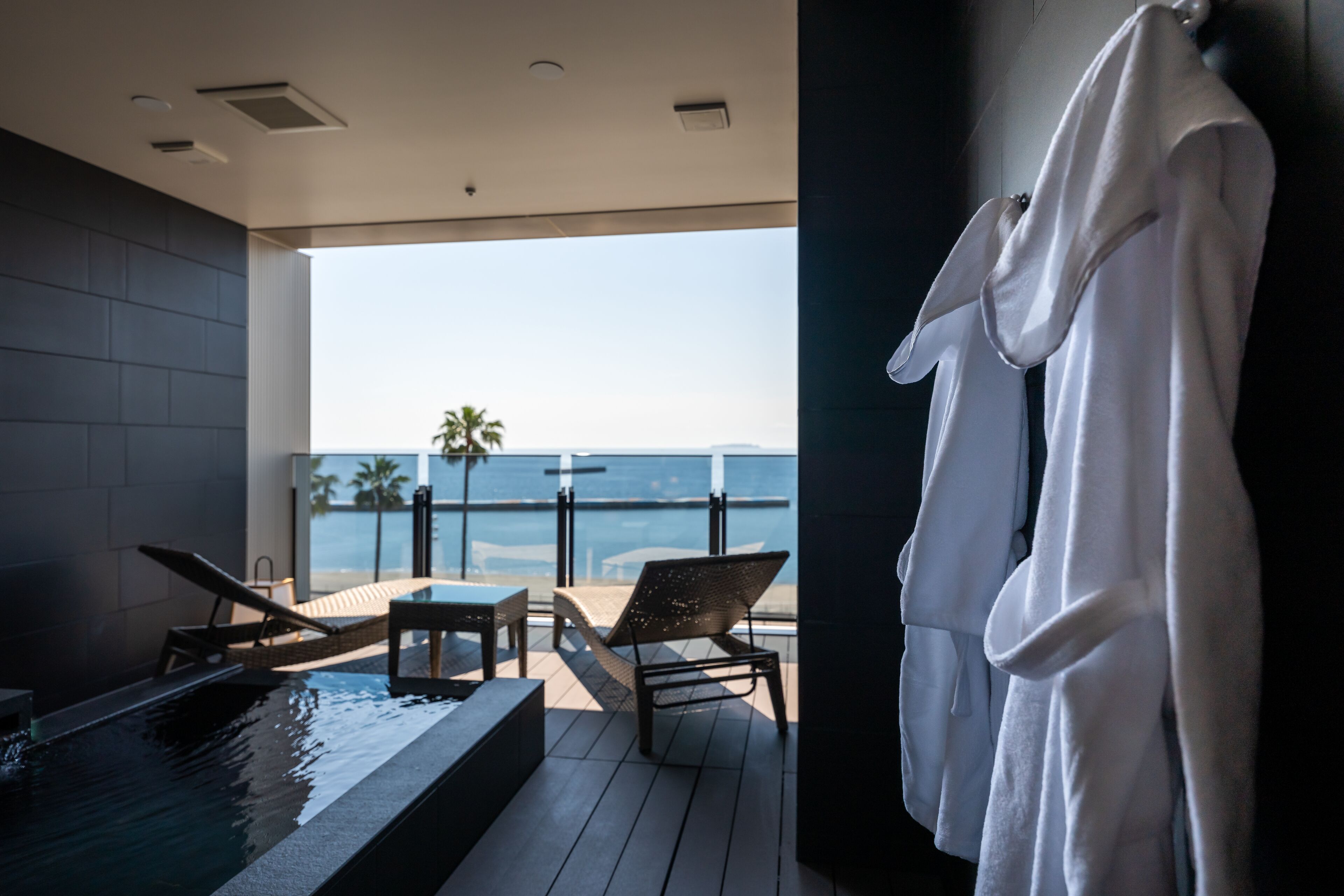 Separate bathtub and shower, spring water bathtub, rainfall showerhead