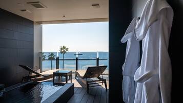 Badewanne und Dusche (separat), Quellwasserbad, Regendusche