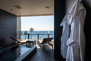 Bañera y ducha independientes y bañera de agua termal