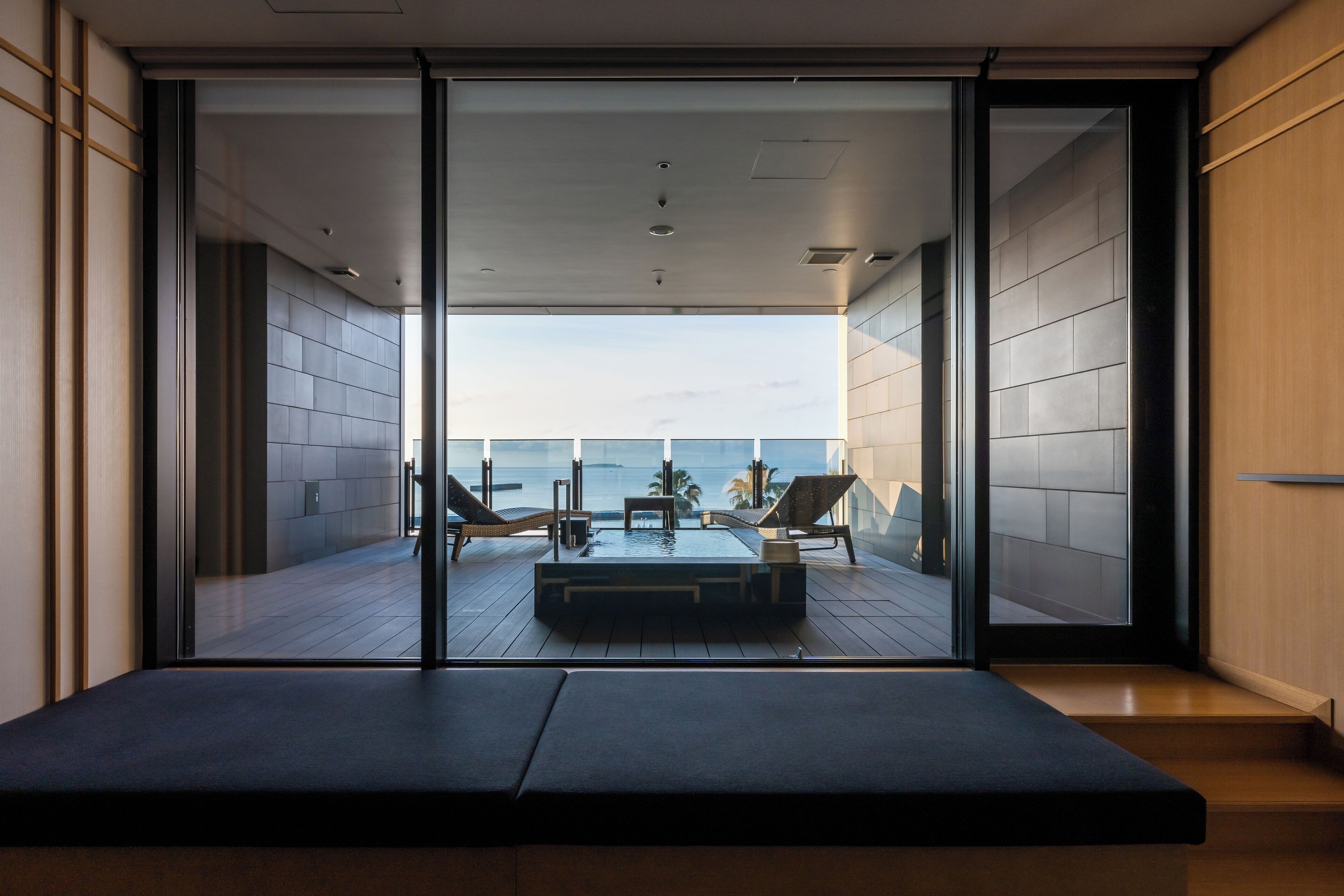 Separate bathtub and shower, spring water bathtub, rainfall showerhead