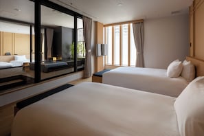 Rom, ikke-røyk (HillsideFourth, w/ semi-open-air-bath) | Dundyner, minibar (inkludert), safe på rommet og blendingsgardiner