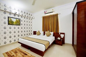 Deluxe Room, 1 Queen Bed, City View | Egyptian cotton sheets, premium bedding, minibar, in-room safe