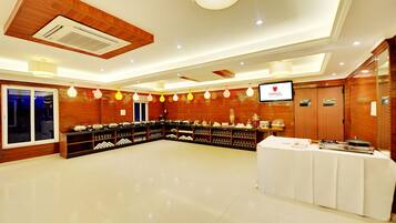 Sarapan bufet setiap hari (INR 350 seorang)