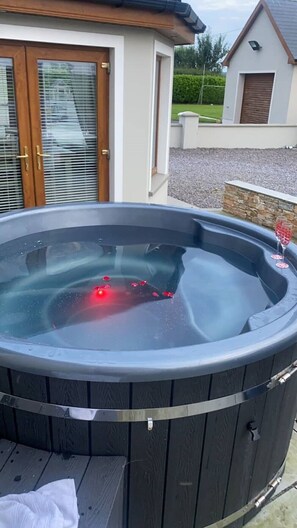 Outdoor spa tub - ★Spacious, Bright & Tranquil Countryside Retreat★ (Listowel)