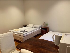Habitación cuádruple Premium | Cortinas blackout, wifi gratis y ropa de cama 