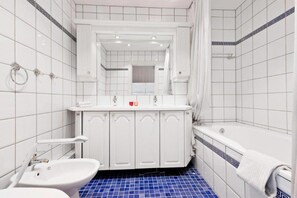 Habitación doble, balcón | Baño | Amenidades de baño gratuitas, secadora de cabello, pantuflas, toallas