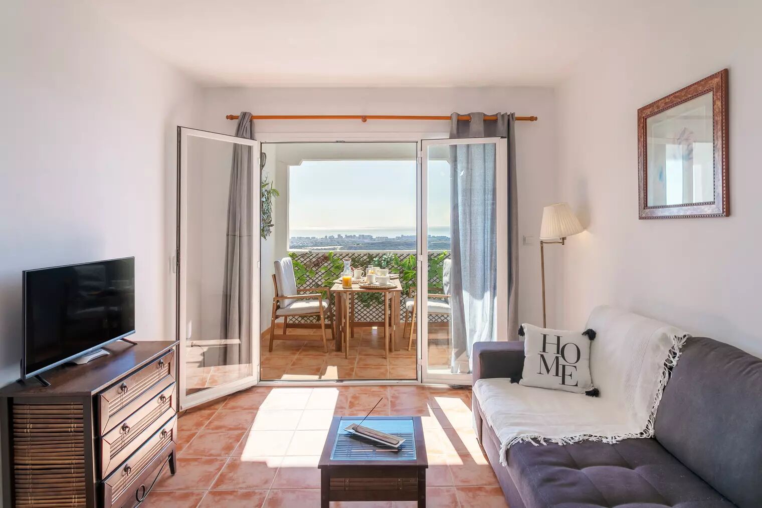 Een smart-tv, een computerscherm en een printer