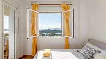 2 bedrooms, desk, WiFi