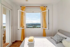 2 bedrooms, desk, WiFi