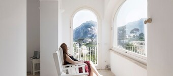 Charming, quiet house with magnificent views of the sea and capri from above