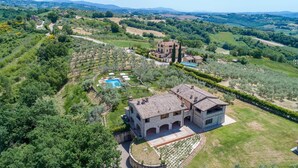 An aerial view of a property with a large house, a swimming pool, and surrounding gardens. - Le Residenze dei Potti 12 (Todi)