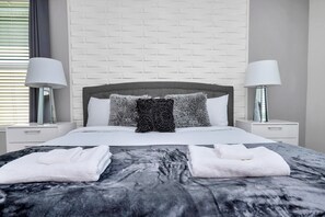 Villa (5 Bedrooms) | 5 bedrooms, laptop workspace, iron/ironing board, bed sheets