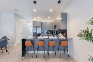 스튜디오 (3 Bedrooms) | 전용 주  방 | 전자레인지, 오븐, 쿡탑, 식기 세척기