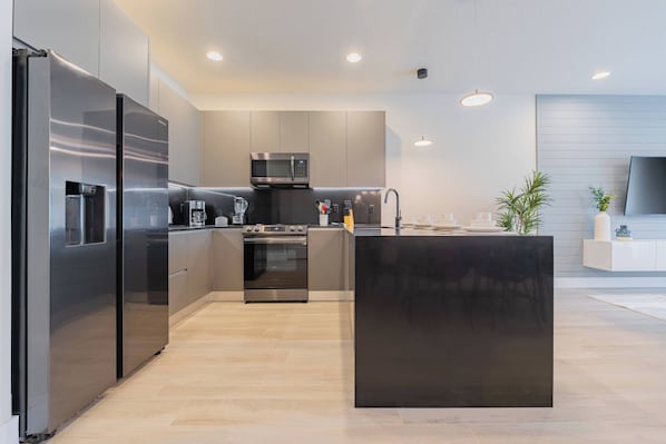 Studio (3 Bedrooms) | Private kitchen | Microwave, oven, stovetop, dishwasher