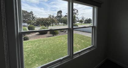 Central Murtoa Home with Lake view, family friendly.