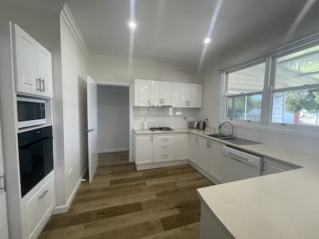 Fridge, microwave, oven, stovetop. Central Murtoa Home with Lake view, family friendly.