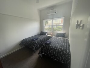 3 bedrooms, iron/ironing board, WiFi, bed sheets - Central Murtoa Home with Lake view, family friendly. (Murtoa)
