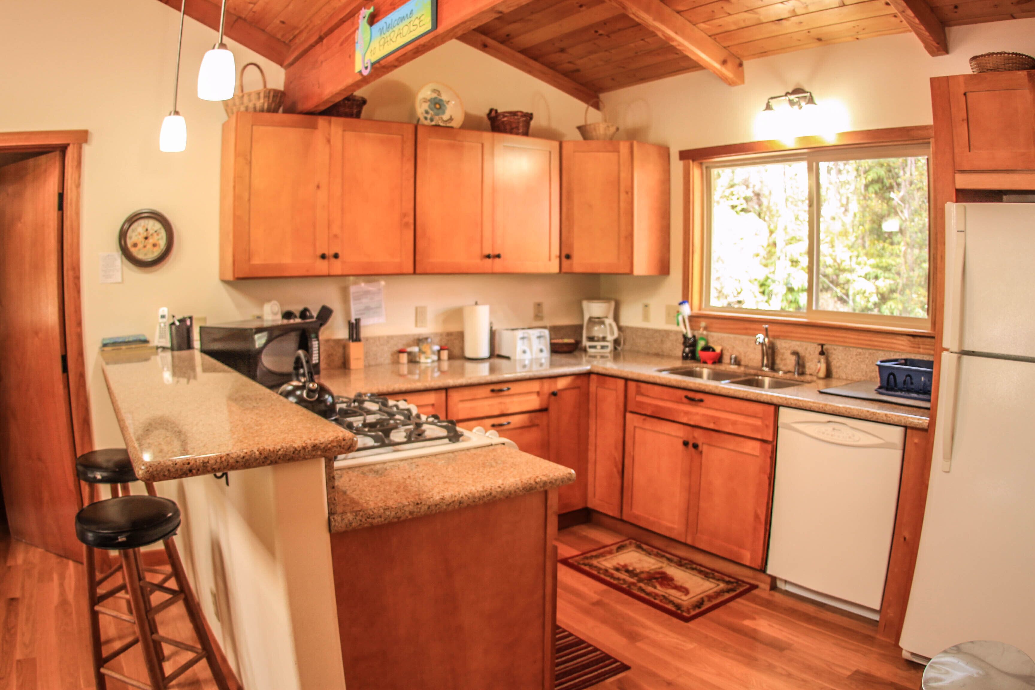 Kylskåp, mikrovågsugn, ugn och spishäll