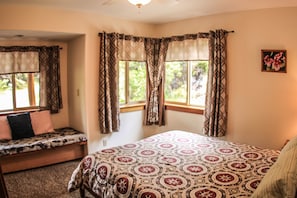 2 bedrooms, travel crib, free WiFi, bed sheets - Cute, spacious rainforest cottage close to HVNP (Volcano)
