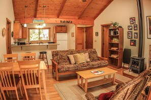 TV, fireplace - Cute, spacious rainforest cottage close to HVNP (Volcano)