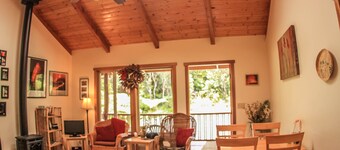 Cute, spacious rainforest cottage close to HVNP