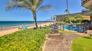A resort with a beach, a swimming pool, and a view of the ocean. - Gorgeous Oceanfront Kihei Condo w/ Balcony! (Kihei)