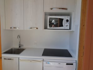 Réfrigérateur, micro-ondes, lave-vaisselle, cafetière/bouilloire