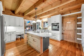 ثلاجة، ميكروويف، فرن، موقد طهي مسطح