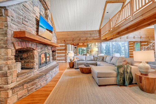 Welcome to 'Logging Off' our stunning Log Cabin 35 mins from Downtown Nashville