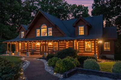 Welcome to 'Logging Off' our stunning Log Cabin 35 mins from Downtown Nashville
