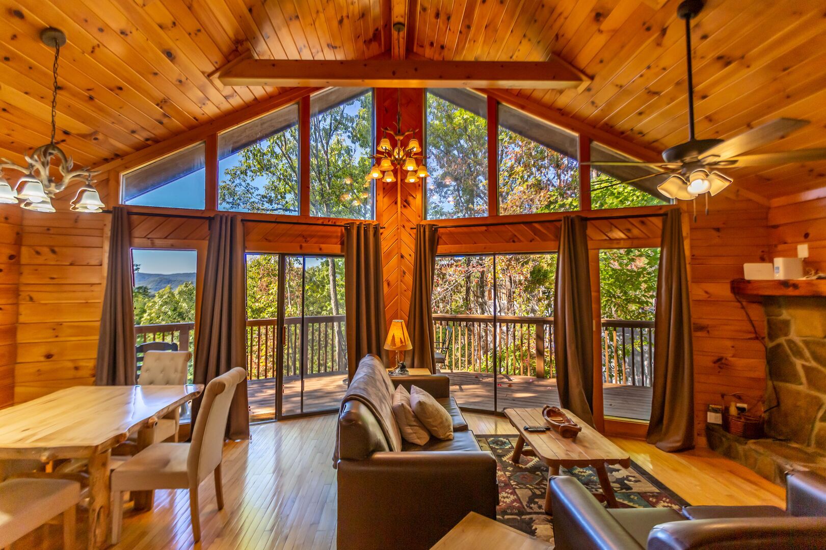 ⛰ Hot Tub! Game Room! Community Pool, Views and More in this Mountain Top Retreat!