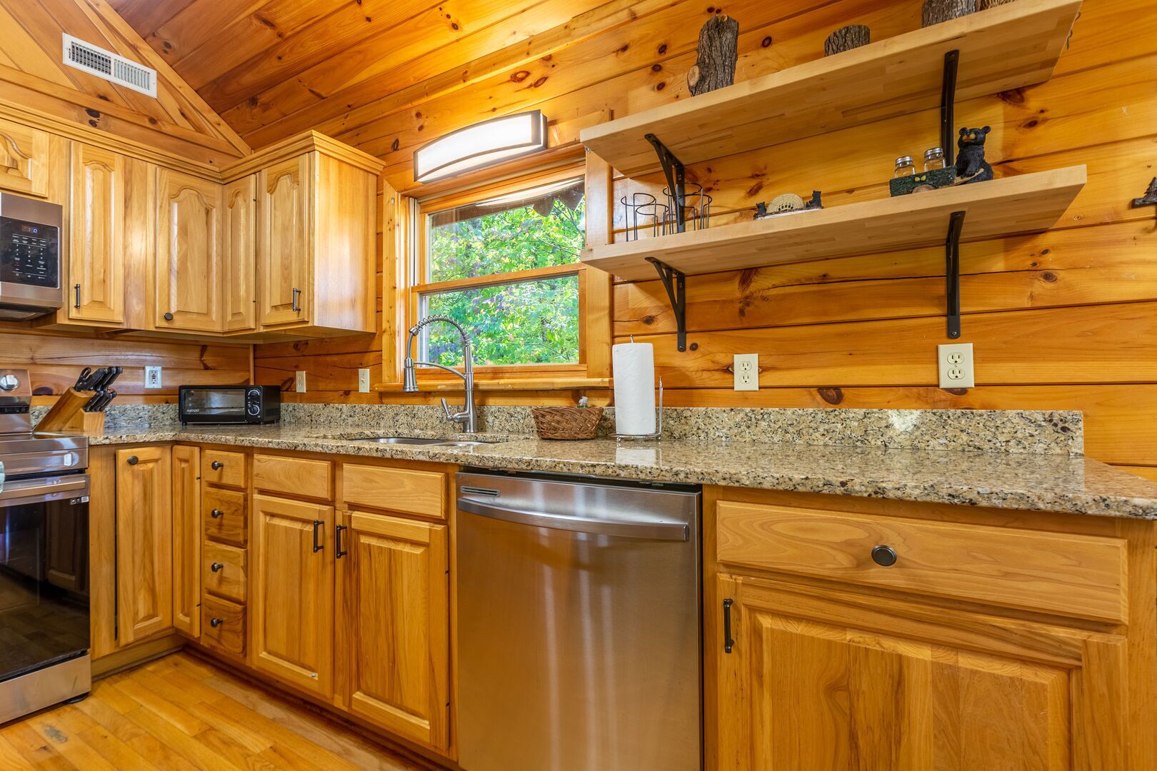 ⛰ Hot Tub! Game Room! Community Pool, Views and More in this Mountain Top Retreat!