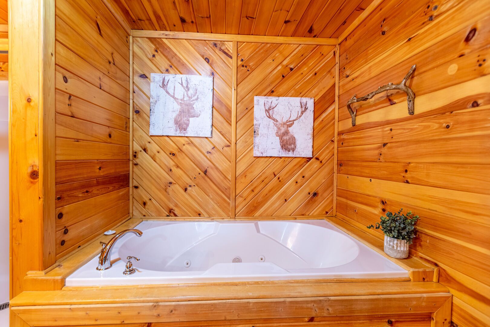 ⛰ Hot Tub! Game Room! Community Pool, Views and More in this Mountain Top Retreat!