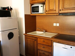 Køleskab, mikrobølgeovn, opvaskemaskine, kaffe-/temaskine