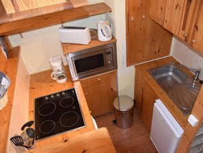 Een kookplaat, een vaatwasser, een koffiezetapparaat/waterkoker