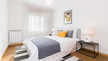 2 quartos, escrivaninha, ferros/tábuas de passar roupa, berço de viagem