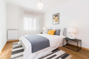 2 soverom, skrivebord, strykejern/-brett og reiseseng for barn